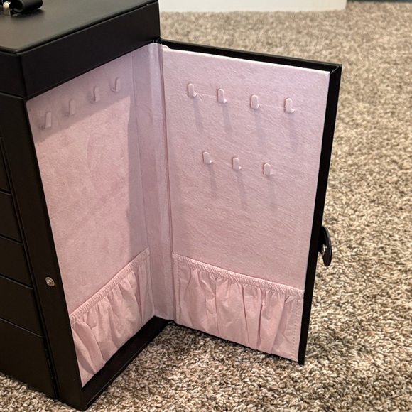 Gorgeous Black Jewelry Organizer Box locking w/ anti-tarnish lining - Picture 10 of 12